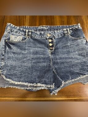 Amethyst Jeans Women’s Plus Size 22 Denim Shorts Button Fly Lace Detail